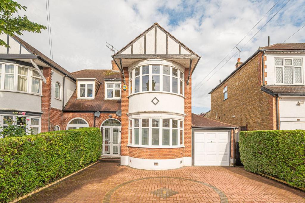 VENTNOR DRIVE, Totteridge, London, N20 3 bed semidetached house £3,675 pcm (£848 pw)