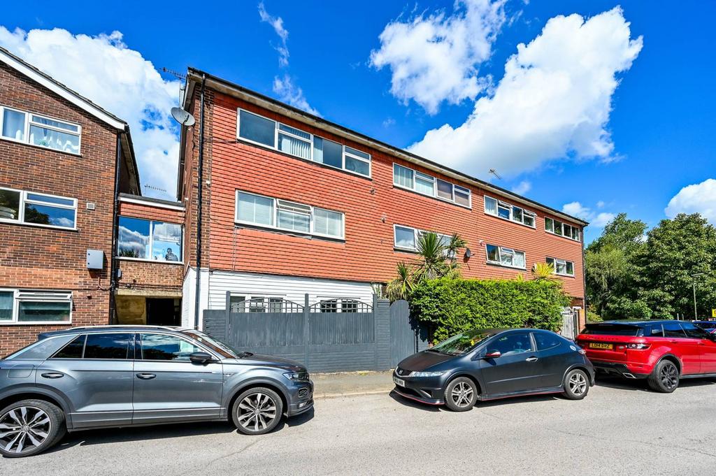 Addlestone, Addlestone, KT15 1 bed to rent £1,800 pcm (£