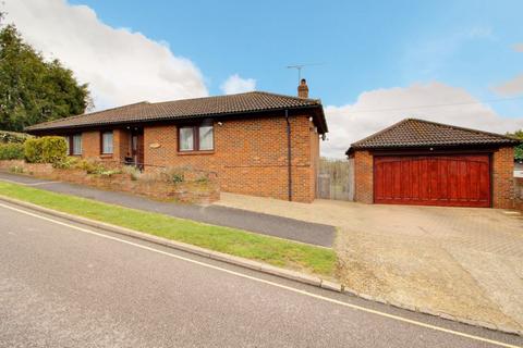 3 bedroom detached bungalow to rent - Bacons Drive, Cuffley EN6