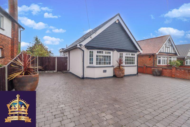 Brackendale Avenue, Basildon 2 bed detached bungalow £1,600 pcm (£369 pw)