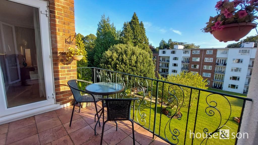 The Avenue, Branksome Park, Poole, BH13 2 bed apartment for sale £200,000