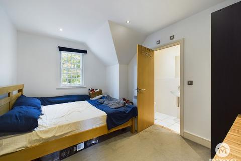2 bedroom flat to rent, Station Road, Hetton House, IG10