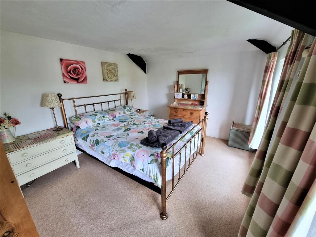 Bedroom 1.jpg