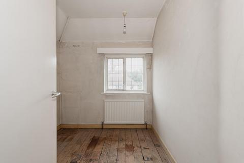 30 Hookfield, Epsom, KT19 8JG