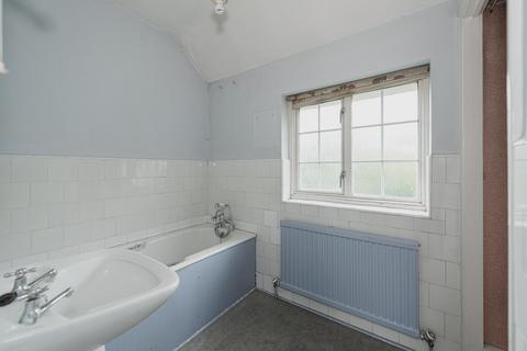 30 Hookfield, Epsom, KT19 8JG
