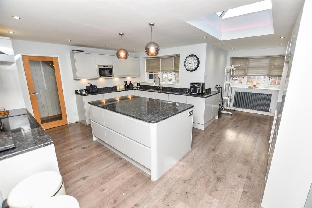 Bartley Road, Benfleet 3 bed detached house for sale £520,000