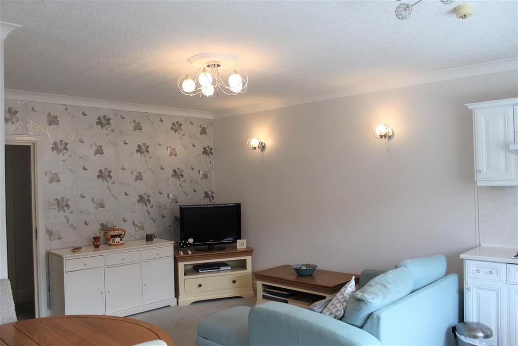 Craig Y Don Parade, Llandudno 2 bed apartment for sale £149,000