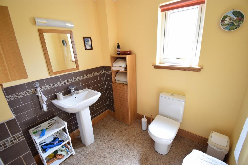 Bed one ensuite.jpg
