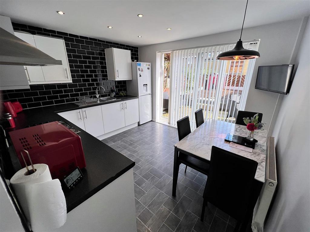 Edendale, Castleford 2 bed end of terrace house for sale £150,000
