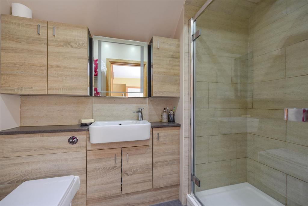 Shower room en suite