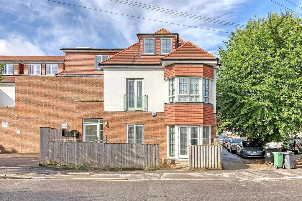 Connaught Avenue, London E4 2 bed duplex £2,300 pcm (£531 pw)