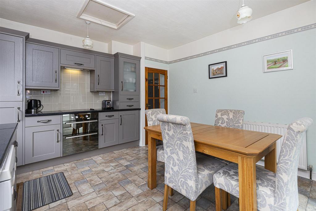 Fixby Road, Fixby, Huddersfield 3 bed detached house for sale £340,000