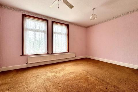 135 Faversham Road, Kennington, Ashford, TN24 9DE