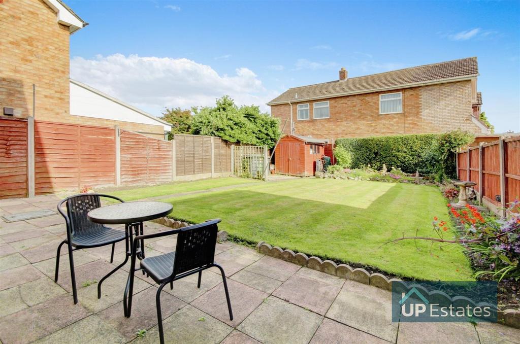 Milner Close, Bulkington, Bedworth 3 bed semidetached house £260,000
