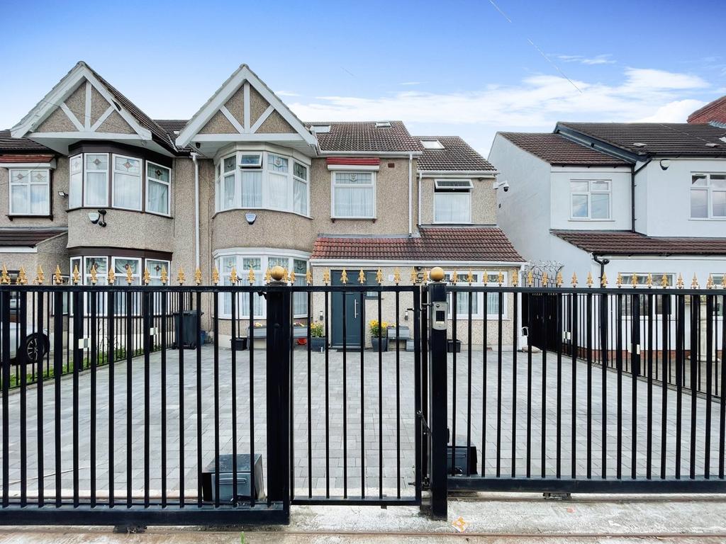Vaughan Gardens, ILFORD, IG1 6 bed semidetached house for sale £