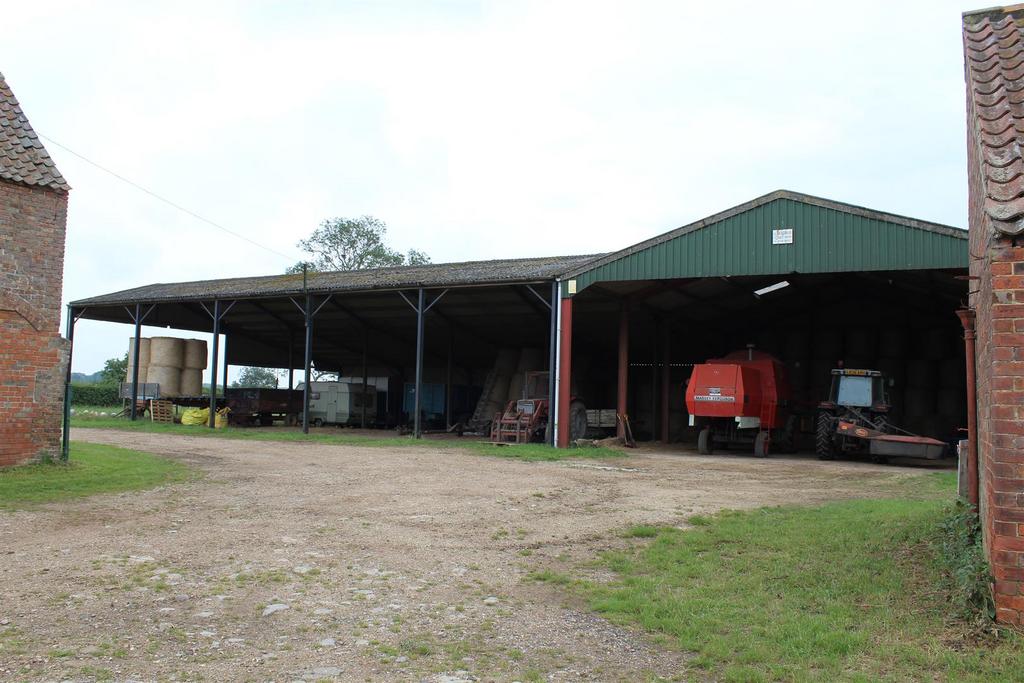 Four bay steel frame dutch barn