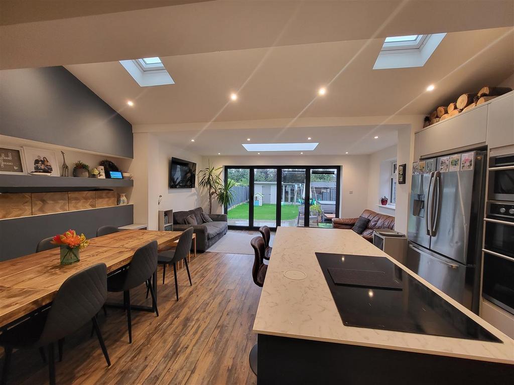 Kitchen 1.jpg