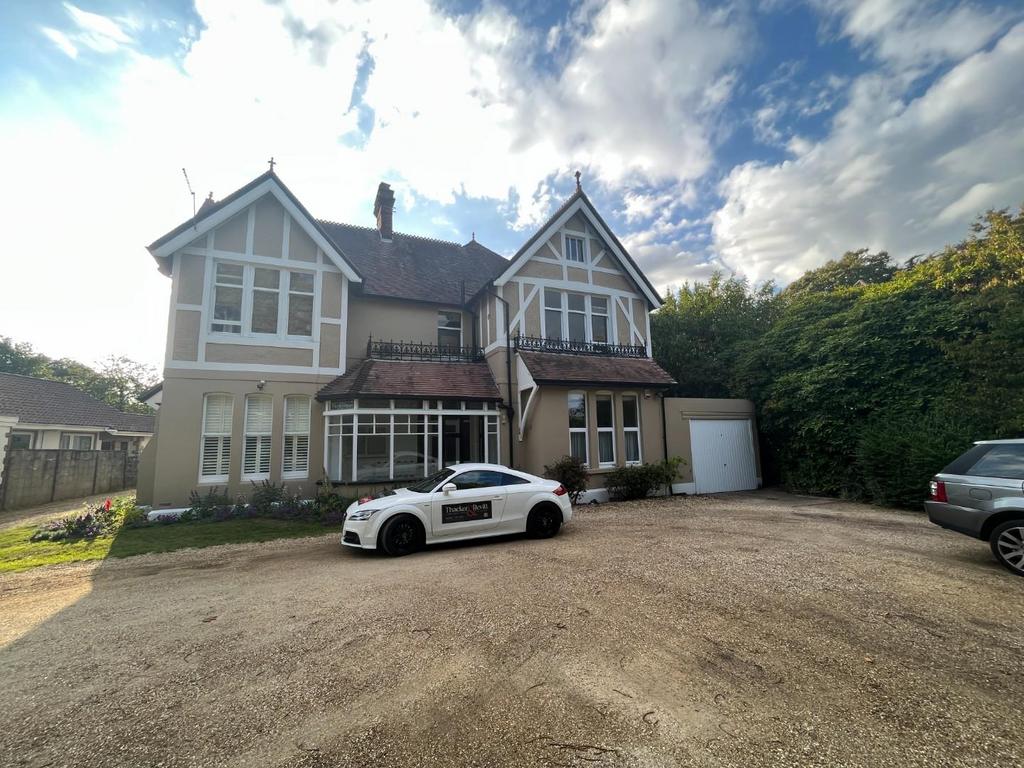 6 Cavendish Road, Bournemouth 2 bed apartment £1,295 pcm (£299 pw)