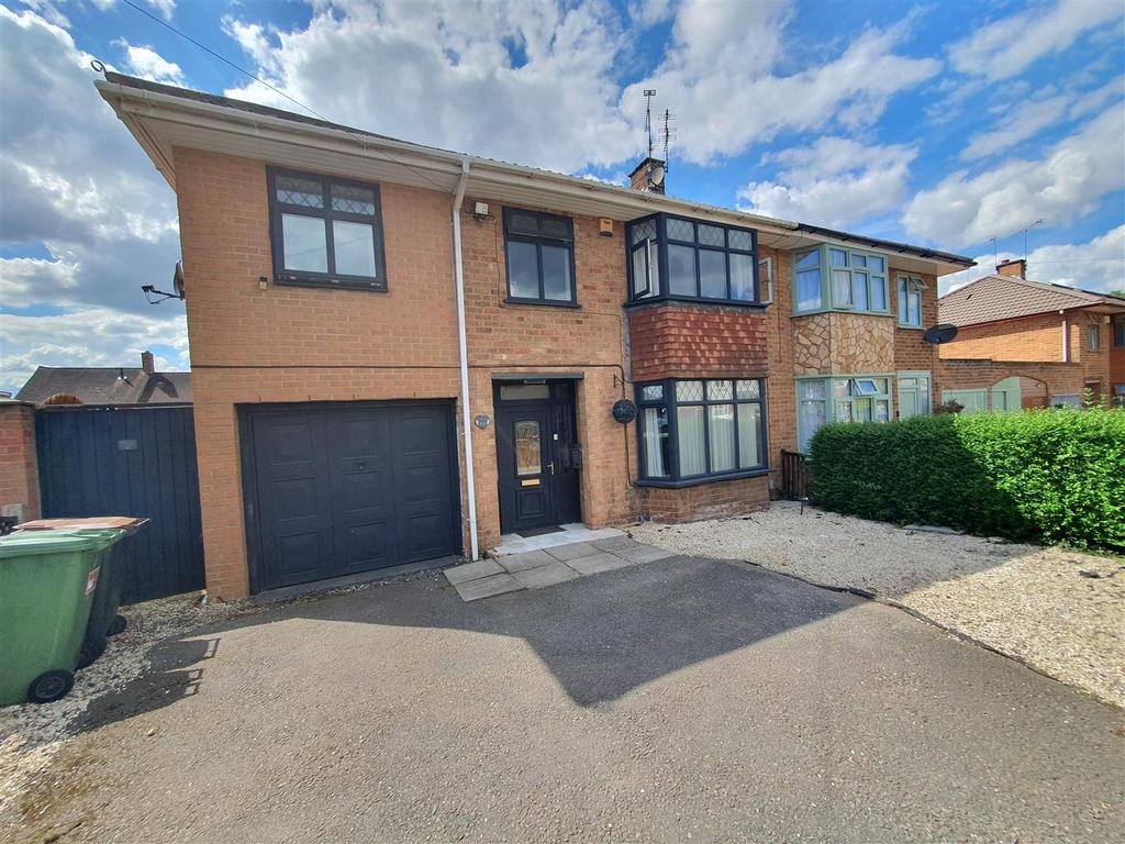 Roxburgh Road, Attleborough, Nuneaton 4 bed semidetached house for