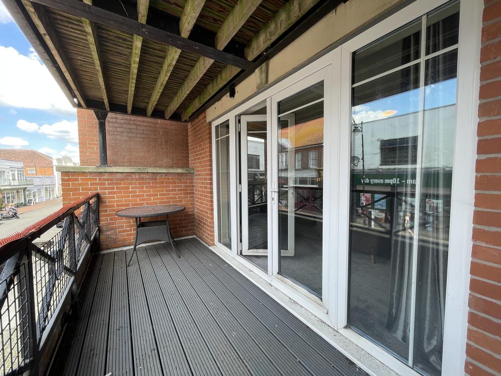 North Camp, Farnborough 1 bed flat £1,100 pcm (£254 pw)