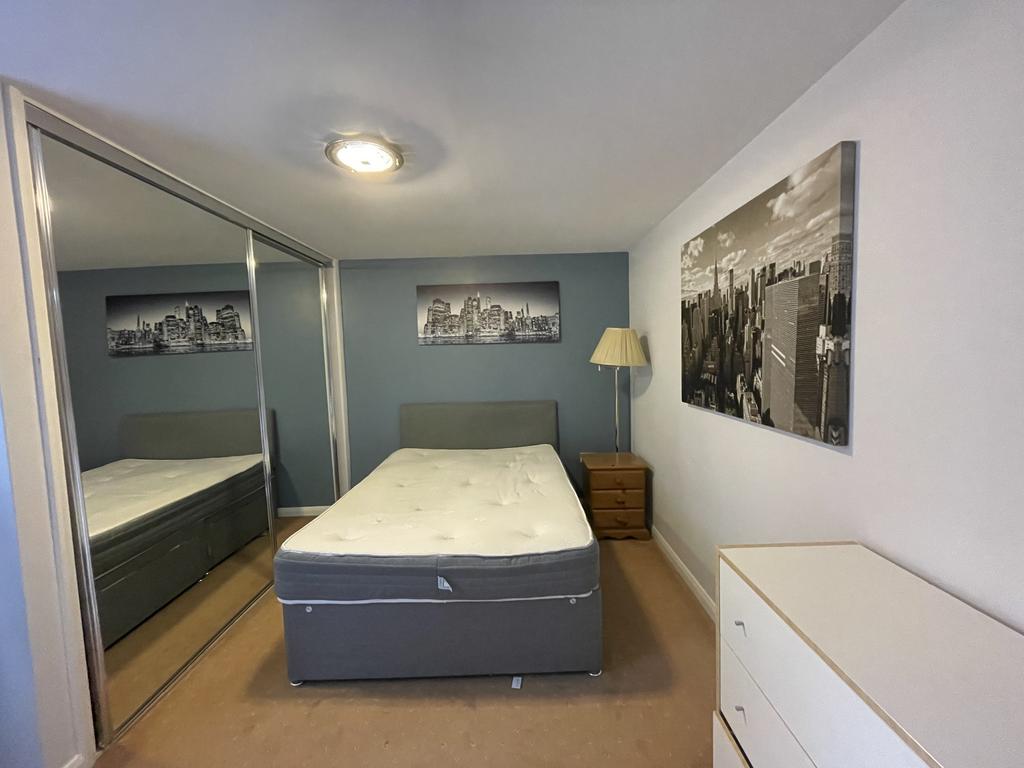 North Camp, Farnborough 1 bed flat £1,100 pcm (£254 pw)