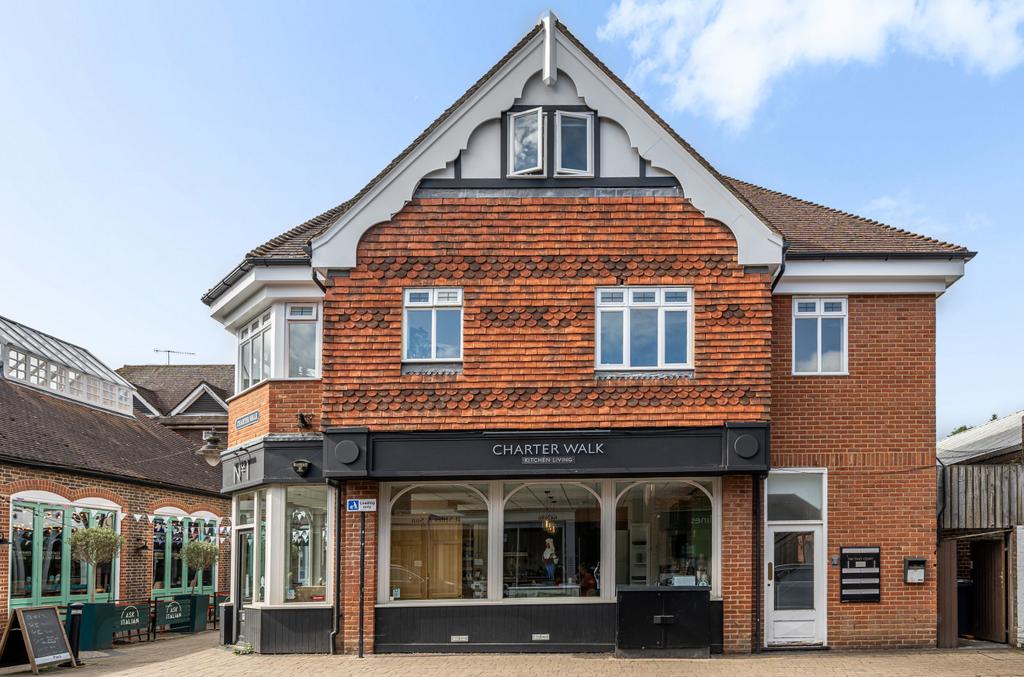Haslemere, Surrey, GU27 2 bed flat for sale £275,000