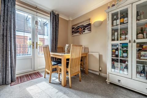 2 bedroom flat for sale, Tan Tivvy Court, West Street, Haslemere, Surrey, GU27