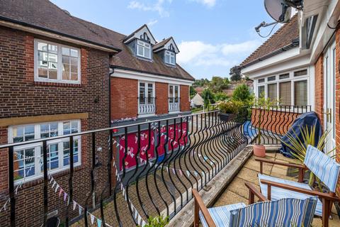 2 bedroom flat for sale, Tan Tivvy Court, West Street, Haslemere, Surrey, GU27