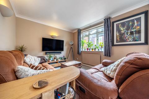 2 bedroom flat for sale, Tan Tivvy Court, West Street, Haslemere, Surrey, GU27