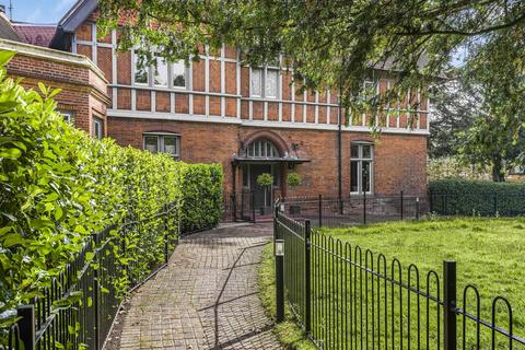 Flat 7, New Court Liston Road, Marlow, SL7 1AS