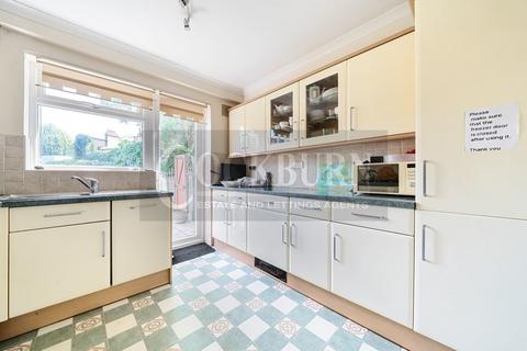 15 Brentwood Close, London, SE9 2DT