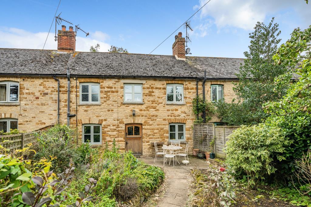 Kingham, Oxfordshire, OX7 2 bed cottage for sale £575,000