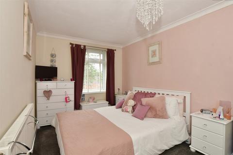 42 Clayburn Circle, Basildon, SS14 1PY