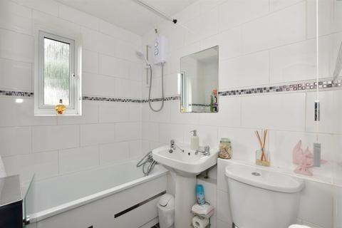 42 Clayburn Circle, Basildon, SS14 1PY