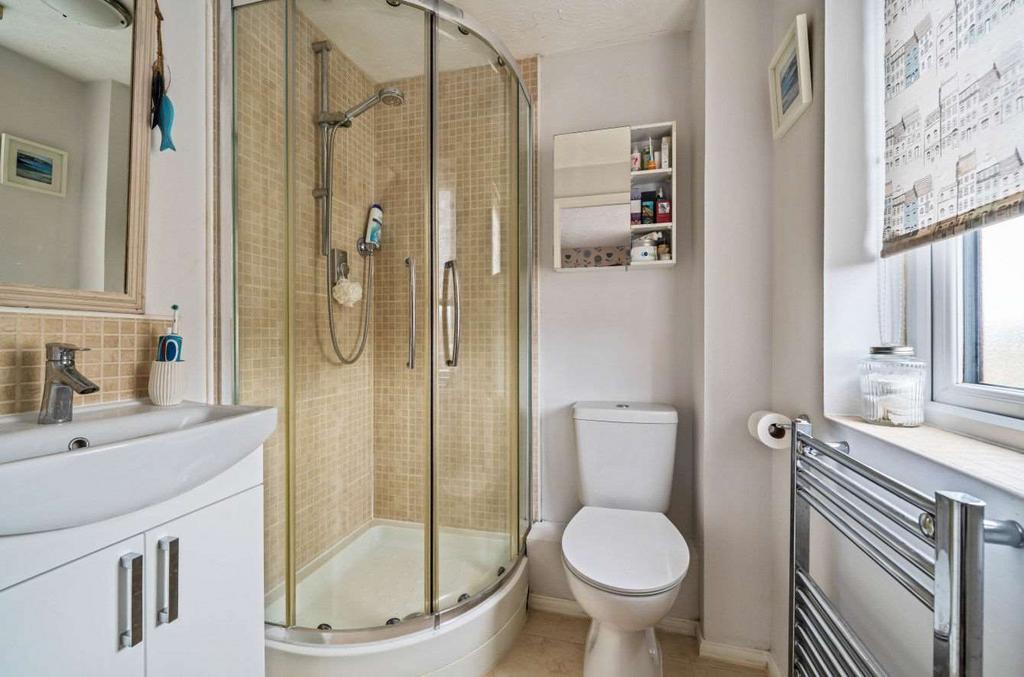 Ensuite to Bed 1