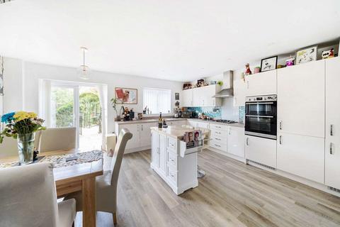 7 Fortuna Road, Blunsdon, Swindon, SN26 7AT