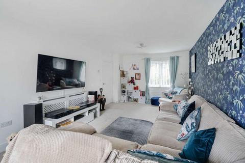 7 Fortuna Road, Blunsdon, Swindon, SN26 7AT