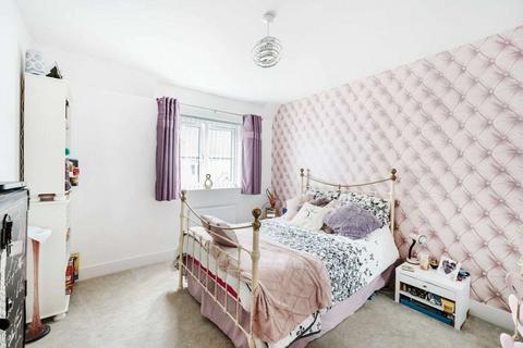 7 Fortuna Road, Blunsdon, Swindon, SN26 7AT