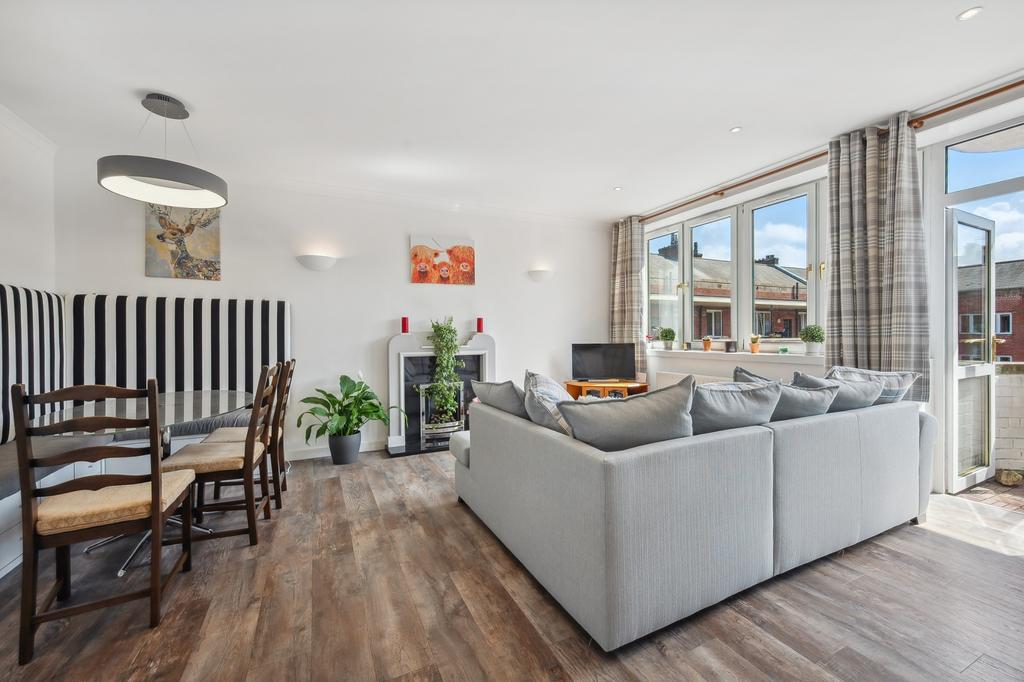 Mingarry Street, Flat 2/2, Kelvinside, Glasgow, G20 8NS 3 bed flat £