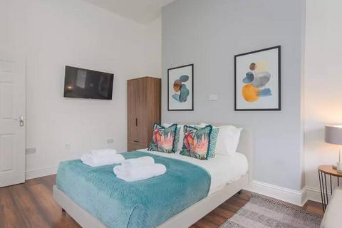 Studio to rent, Warwick Road (4/119), Earls Court, London, SW5