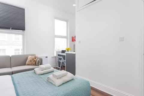 Studio to rent, Warwick Road (4/119), Earls Court, London, SW5