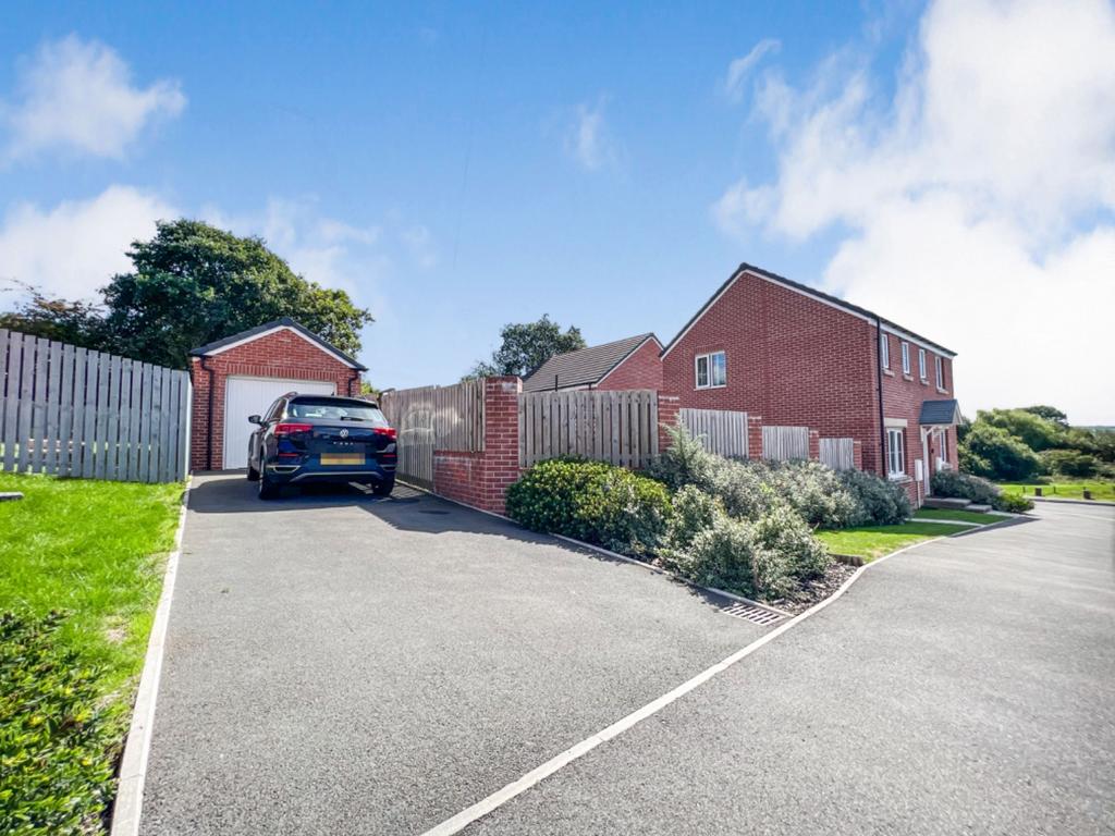 Maes Delfryn, Llanelli... 3 bed detached house £255,000