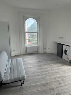 Studio to rent, High Street, Acton