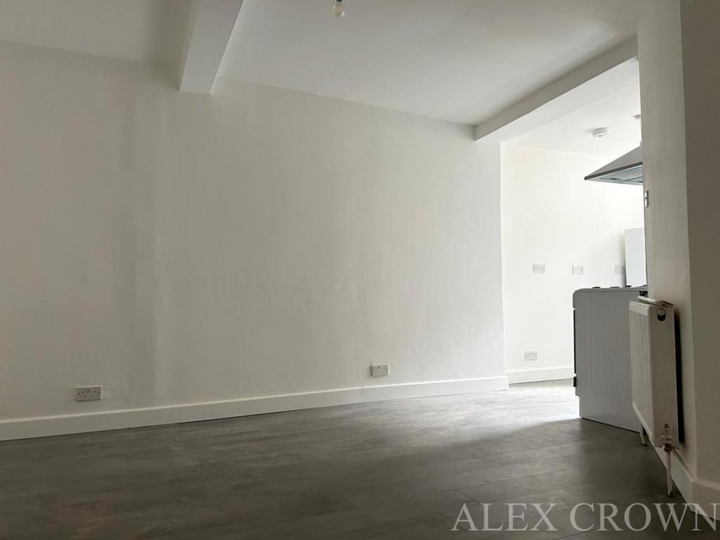 West Green Road, Seven Sisters Studio £1,175 pcm (£271 pw)