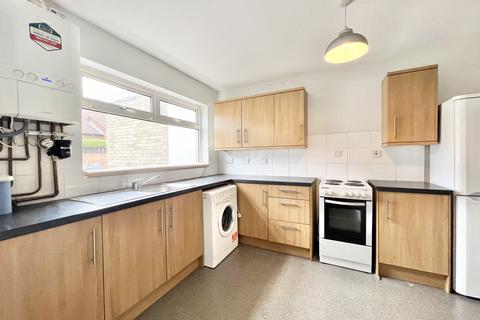 3 bedroom terraced house to rent, Cross Hills Drive, Kippax