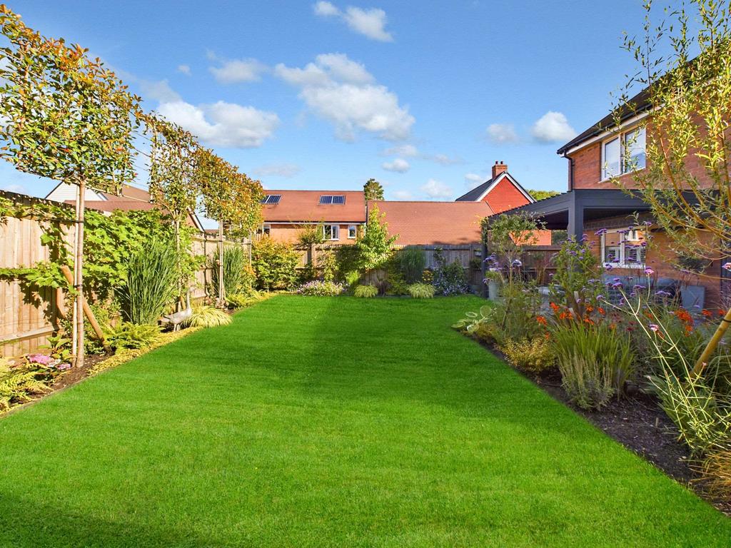 Blackburne Road, Bordon GU35 9FR 4 bed detached house for sale £538,500