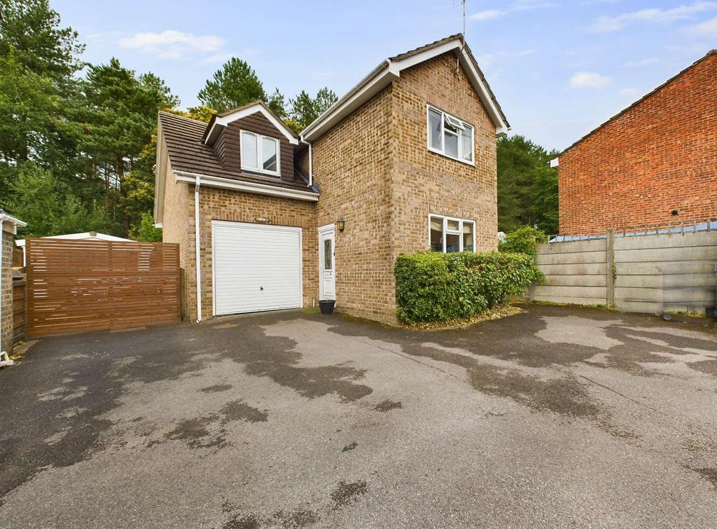 Maple Way, Headley Down GU35 8AT 3 bed detached house for sale £395,000