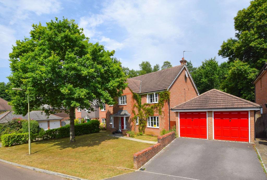 Monument Chase, Bordon GU35 9QS 5 bed detached house for sale £720,000