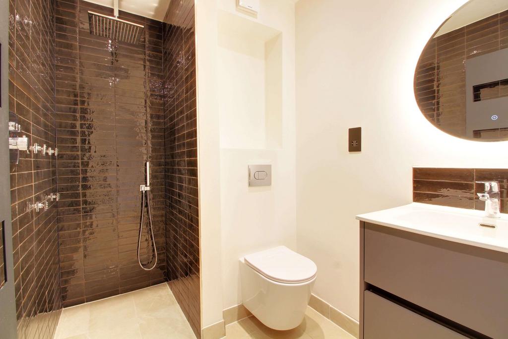 Ensuite to Bed 1