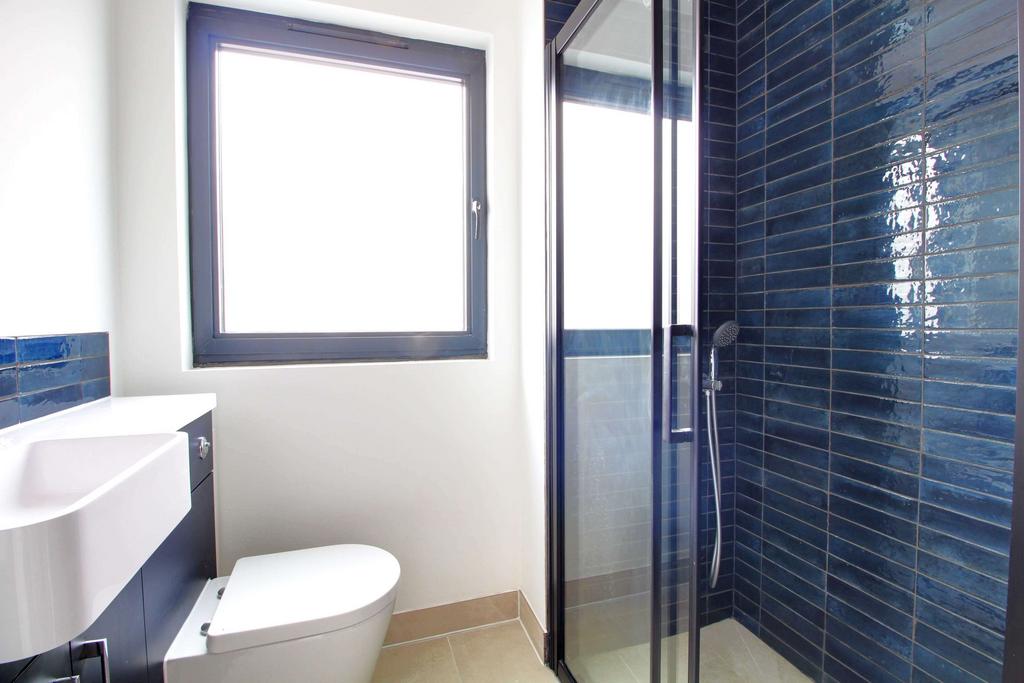 Ensuite to Bed 2